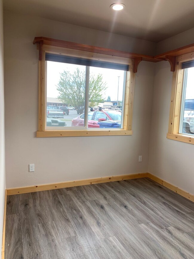 Building Photo - 702