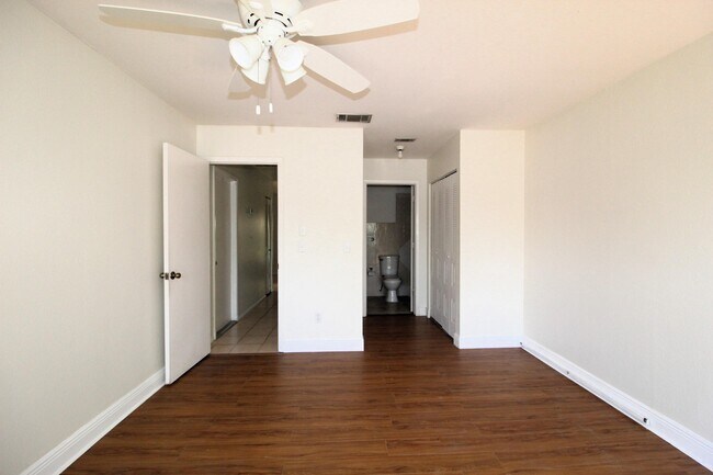 Building Photo - 1790 SE Ryecroft Ct