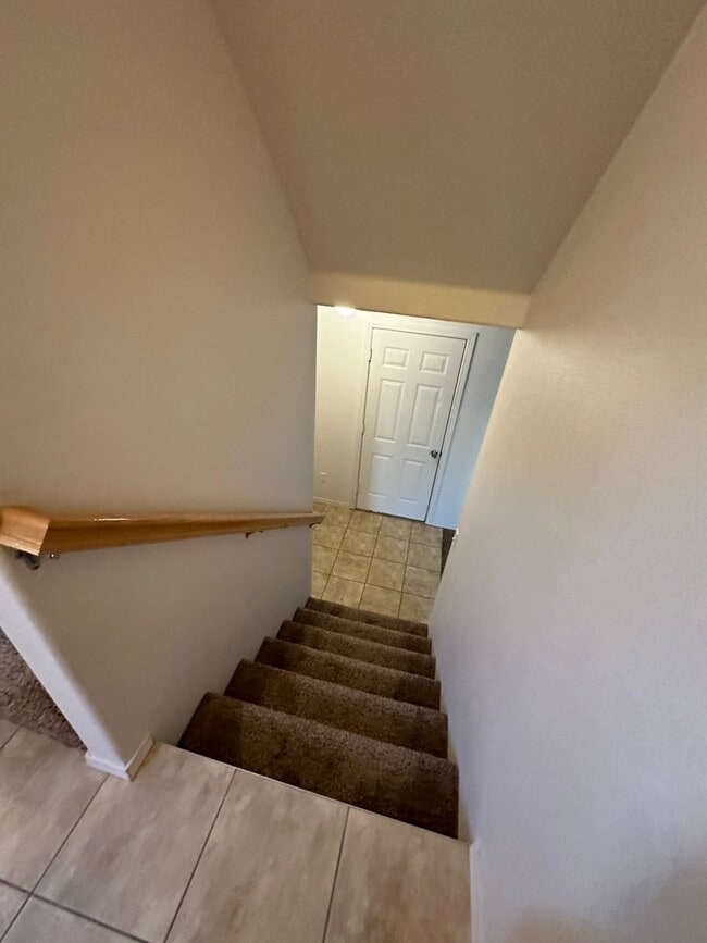 Building Photo - Spacious 2 bed/2.5 bath with bonus room townhome off Road 68