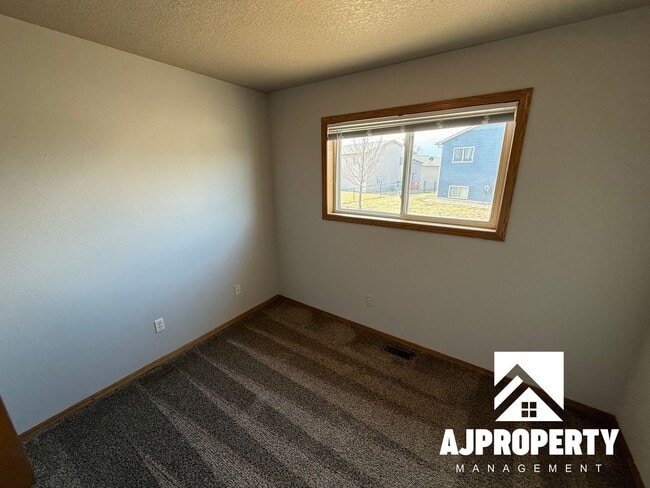 Building Photo - 409 Cottonwood Dr