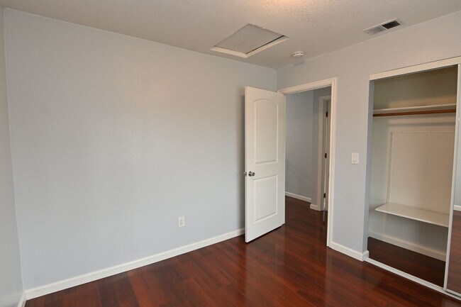 Building Photo - 930 Alexis Ct