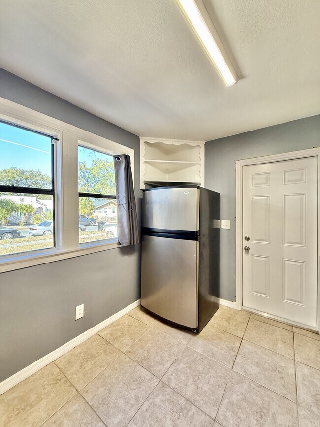 Building Photo - 1828 20th Ave S