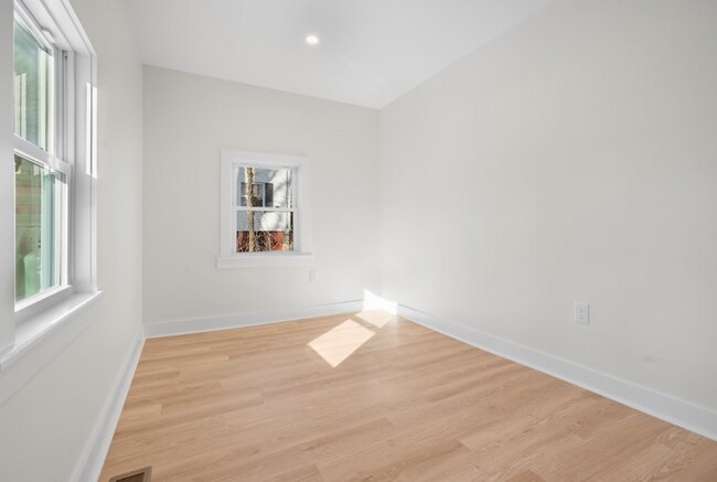 Building Photo - 17 Bridge St