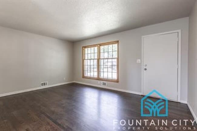 Building Photo - 405 Hooke Ave