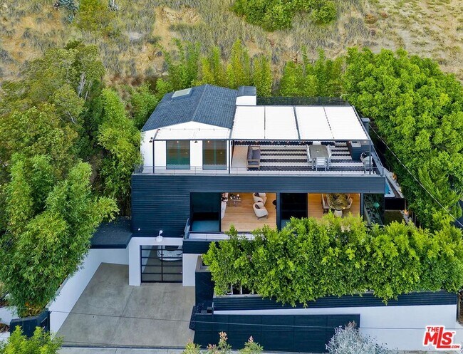 Building Photo - 2164 Sunset Plaza Dr