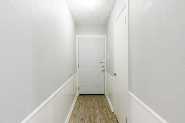 Building Photo - 3 Bedroom with 2 living rooms