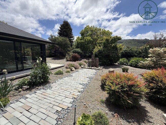 Building Photo - Newly Remodeled Spacious Three Bedroom Quail Lodge Home