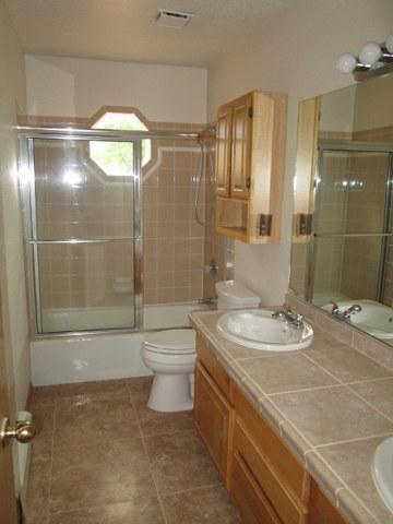 Building Photo - Large 4 Bedroom House in La Cueva District