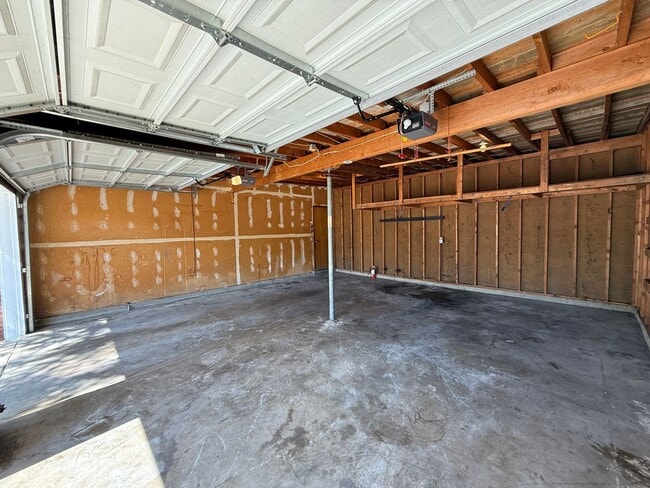 Building Photo - Crestline Ave/Lakeview St (Triplex)