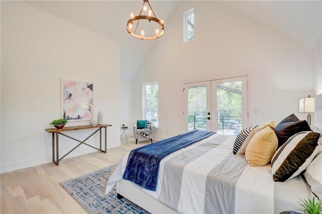 Building Photo - Light and Spacious Modern 3 bedroom