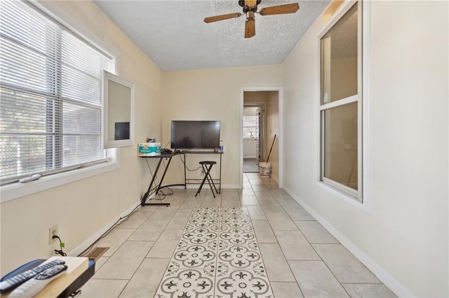 Building Photo - 396 Thomas Dr
