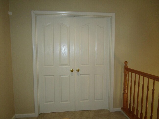Building Photo - Like Brand New 4 Bedroom 3 Bath Beautiful ...
