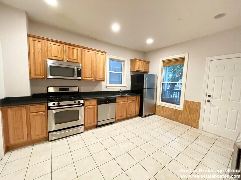 Building Photo - 61 Hillside St