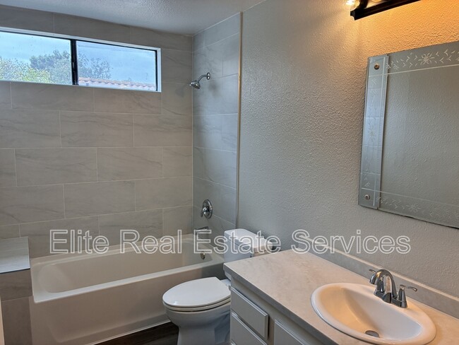 Building Photo - 4582 Villas Dr