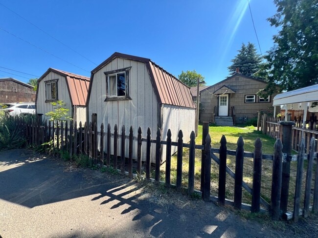 Building Photo - Adorable Shadle Bungalow - 2 Bed, 1 Bath +...