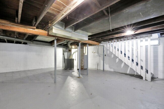 Building Photo - 1136 W Allegan St