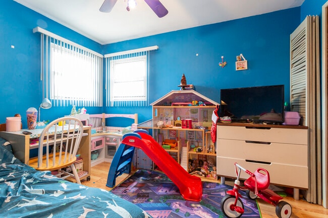 Building Photo - 2440 River Rd