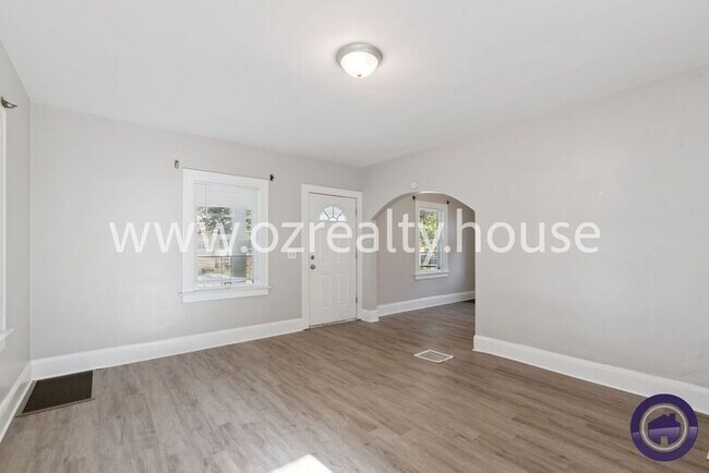 Building Photo - 1735 Roosevelt Cir