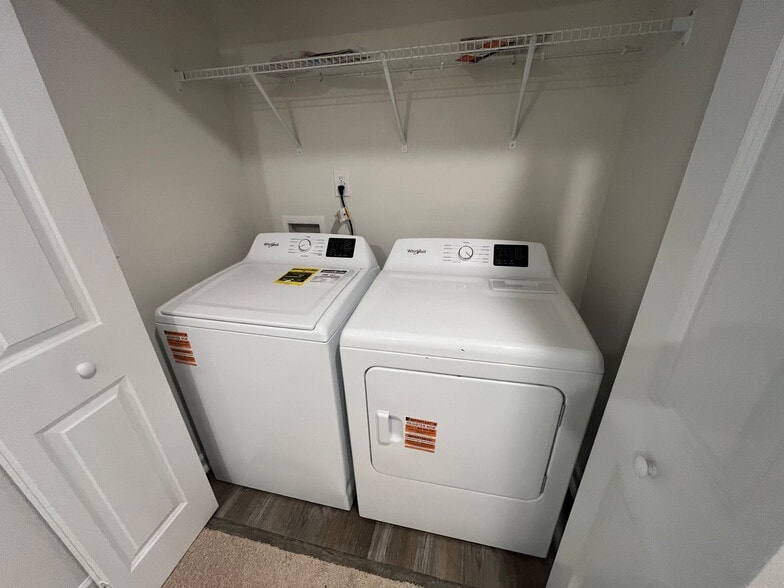 Building Photo - Room in Townhome on Starlight St