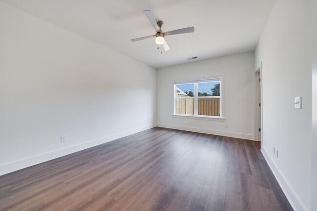 Building Photo - Primary suite on main level, bonus loft space upstairs!