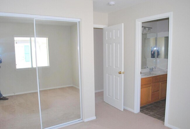 Building Photo - Sharp & Contemporary Townhouse in Beautiful Danville!