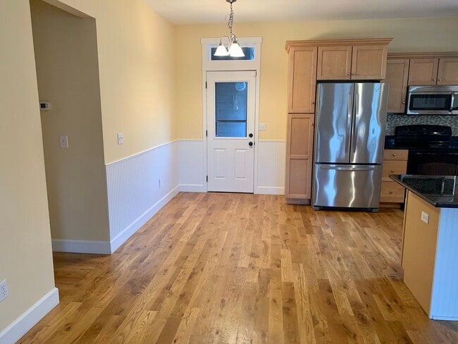 Building Photo - Spacious 3 bedroom Costal Home with Vaulte...