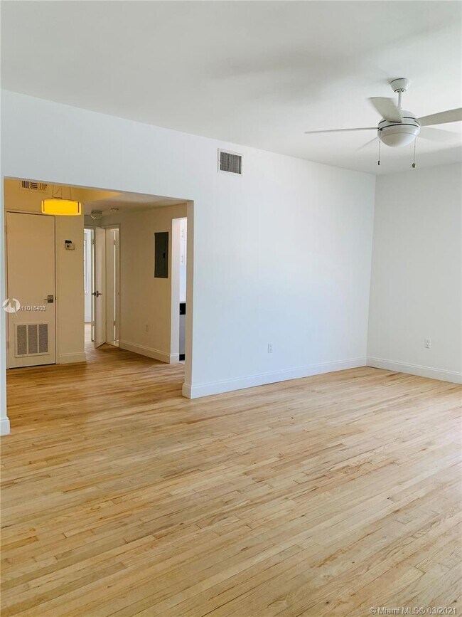 Building Photo - 2840 Pine Tree Dr