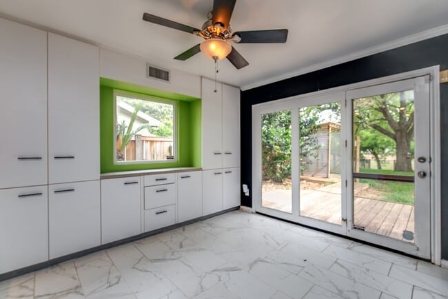 Building Photo - 3927 Pleasant Valley Dr