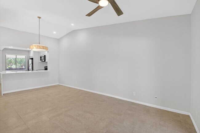 Building Photo - 6649 Somerset Dr