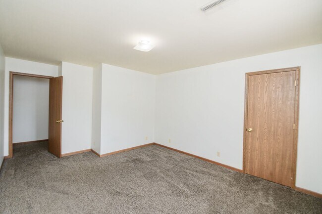 Building Photo - 2 bedroom / 2 bathroom Townhouse for rent ...