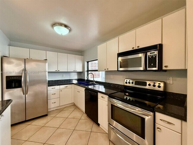 Building Photo - 555 NE 30th St