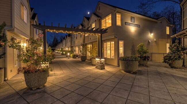 Building Photo - Updated Kirkland Townhome in Lochshire Condominiums with Premium Amenities- Available NOW