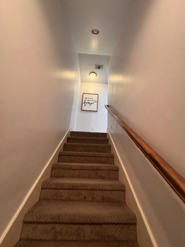 Building Photo - WOW! This home has it all, 3 full bathrooms, 5 true bedrooms AND a bonus room. great outdoor spac...