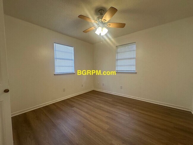 Building Photo - 3 BD 1 BA