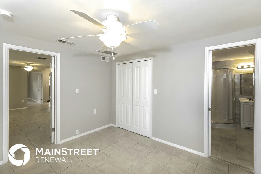 Building Photo - 4215 Tarpon Rd