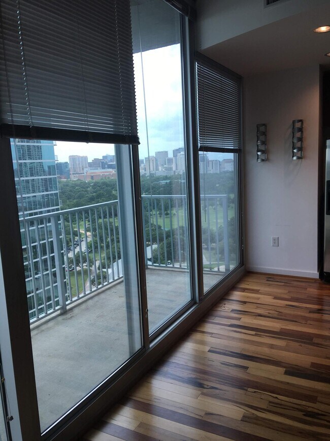 Building Photo - 5925 Almeda Rd