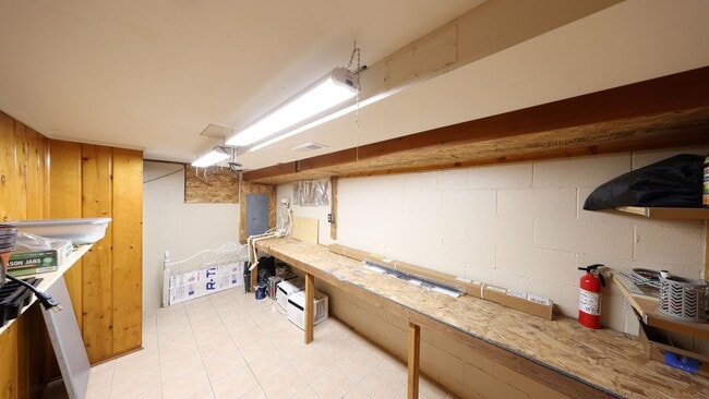 Building Photo - 5 Bed 2 Bath - Ideal for Group - Landscaping Included - Pet per Approval - NAS Whidbey