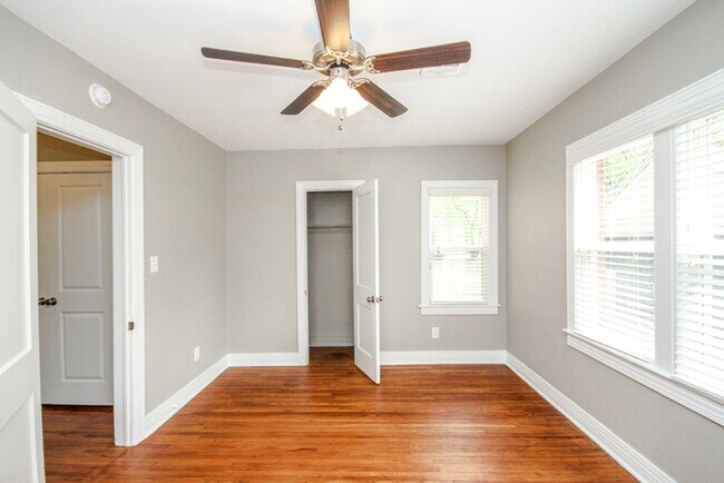 Building Photo - Charming Duplex 1/1 Duplex With Storage!