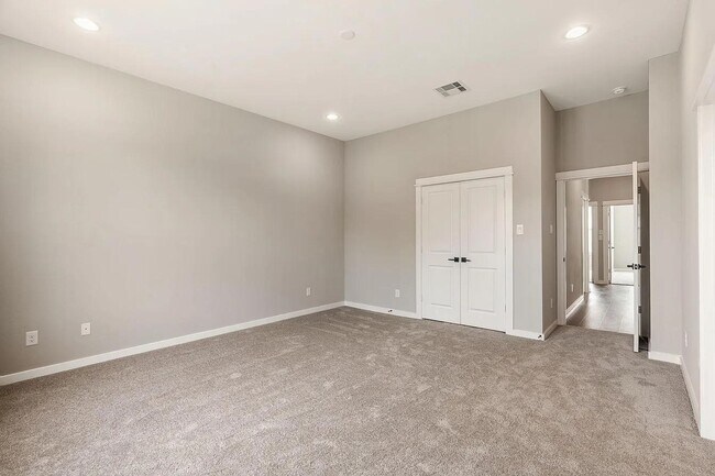 Building Photo - 6712 Parker Oaks Ln