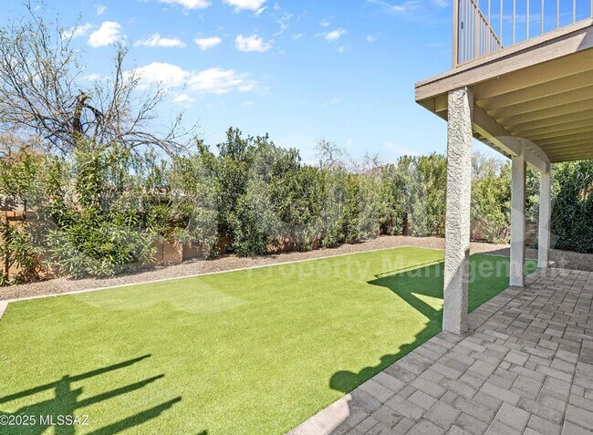 Building Photo - 874 W Port Royal Pl