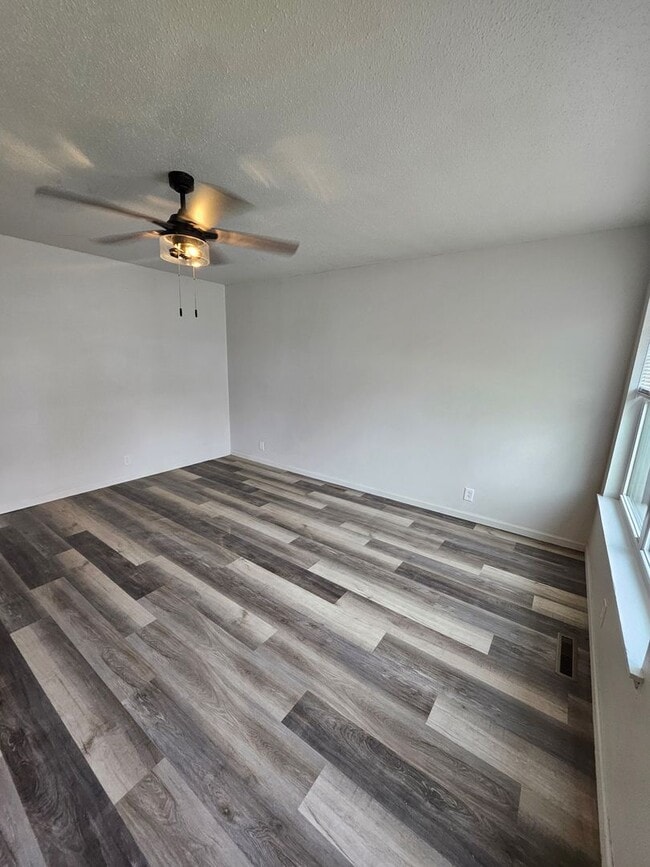 Building Photo - 3 bed, 1.5 bath in a great location! Fenced in yard!