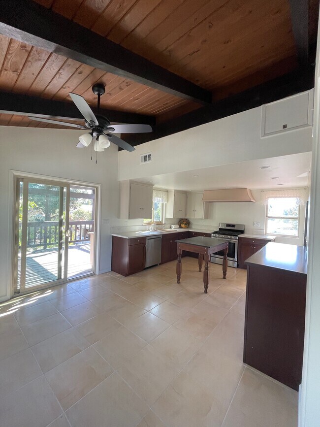 Building Photo - 576 Blaisdell Dr