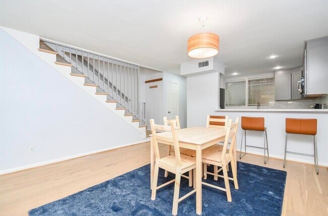 Building Photo - 615 Kipling St