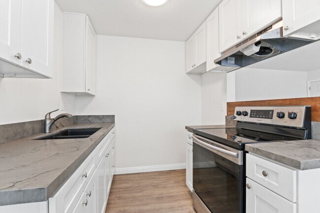 Building Photo - Bright Upstairs Apartment in North Long Beach