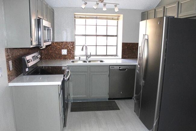 Building Photo - 4901 E Kelton Ln