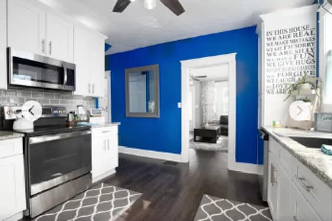 Building Photo - 4 Bedroom with a Hot Tub in the heart of t...