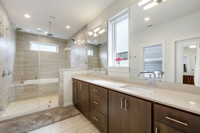 Building Photo - South Austin 3x3.5 Townhome @Bluebonnet Lane