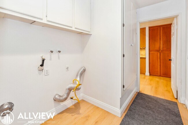 Building Photo - Gorgeous 2 Bed, 2.5 Bath End-Unit Home Available NOW in Aliso Viejo!