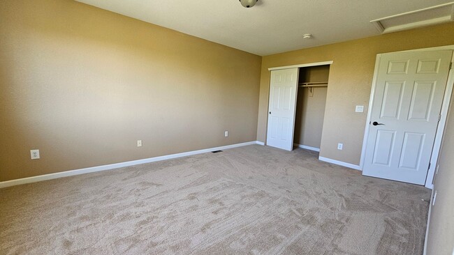Building Photo - SPACIOUS HOME WITH FINISHED BASEMENT IN NORTH RANGE VILLAGE!