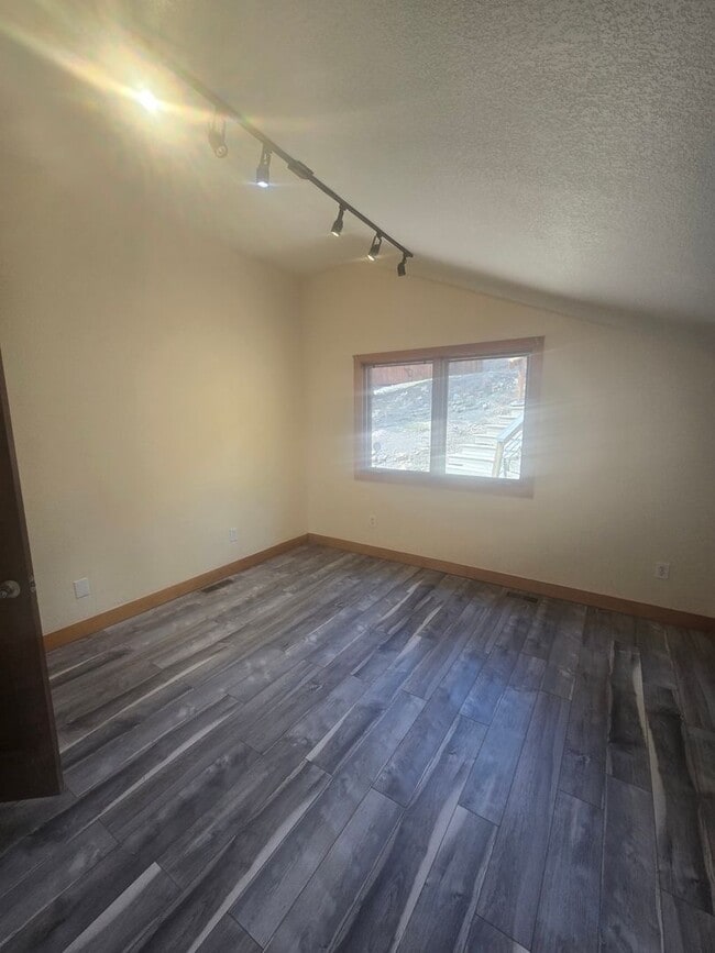 Building Photo - 229 Crestwood Ct